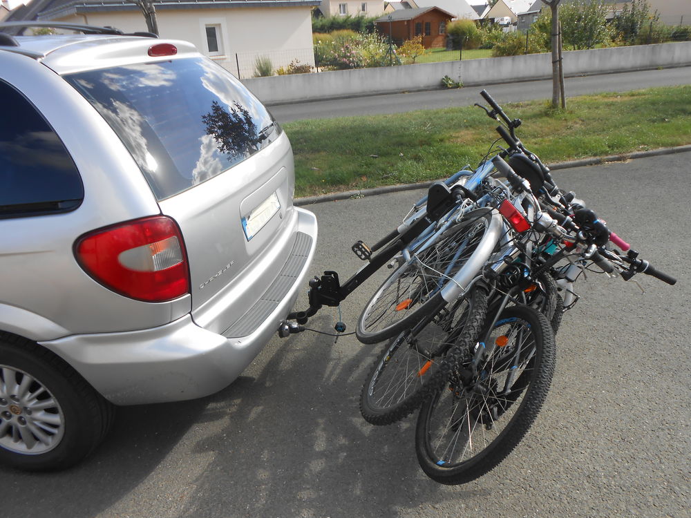 porte-v&eacute;los d'attelage suspendu pour 5 v&eacute;los + Sup. Vélos