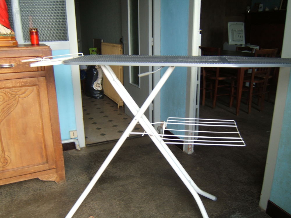 TABLE A REPASSER Meubles