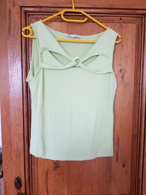 T shirt vert clair d�collet� avec anneau tres bon etat taill 5 Viriat (01)