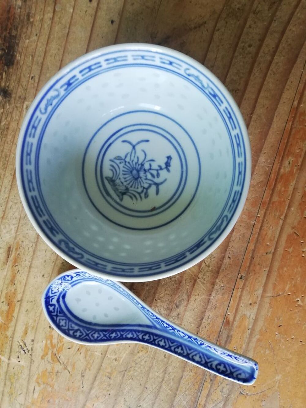 Lot de 4 bols chinois en porcelaine avec leur cuill&egrave;res. Cuisine