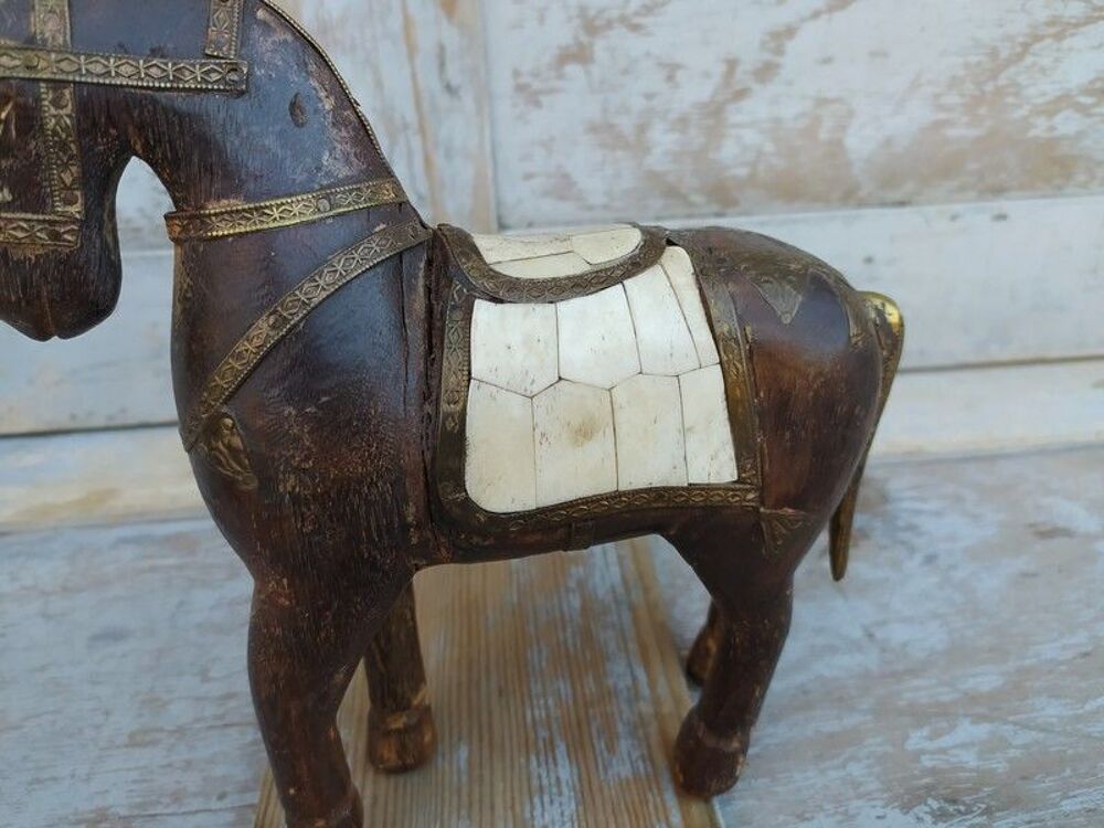 Petit Cheval Oriental Bois Sculpt&eacute; Ornements Laiton et Os 
Décoration