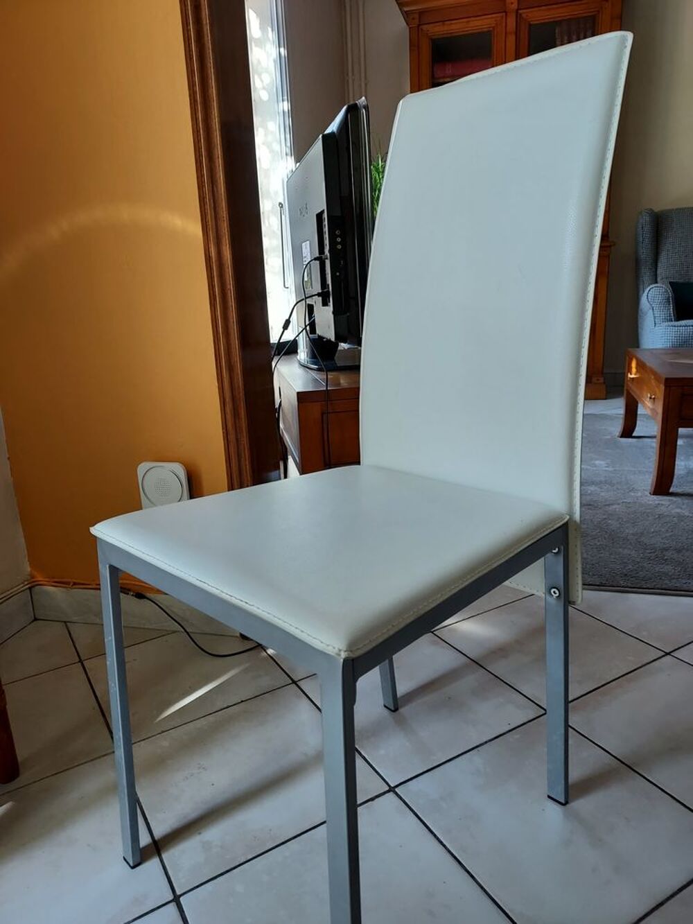 Table de cuisine et/ou 4 chaises salle &agrave; manger, neuf ! Meubles