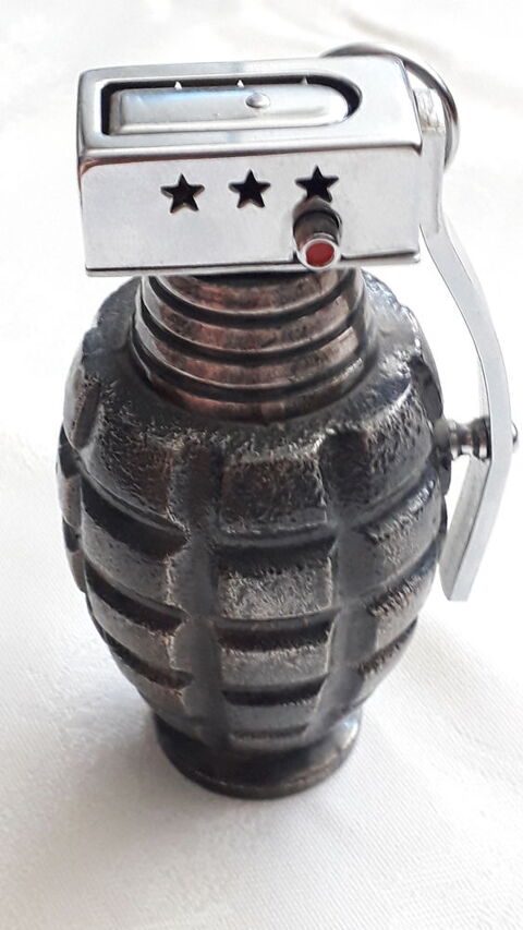 Ancien briquet de table en forme de grenade
35 Salon-de-Provence (13)