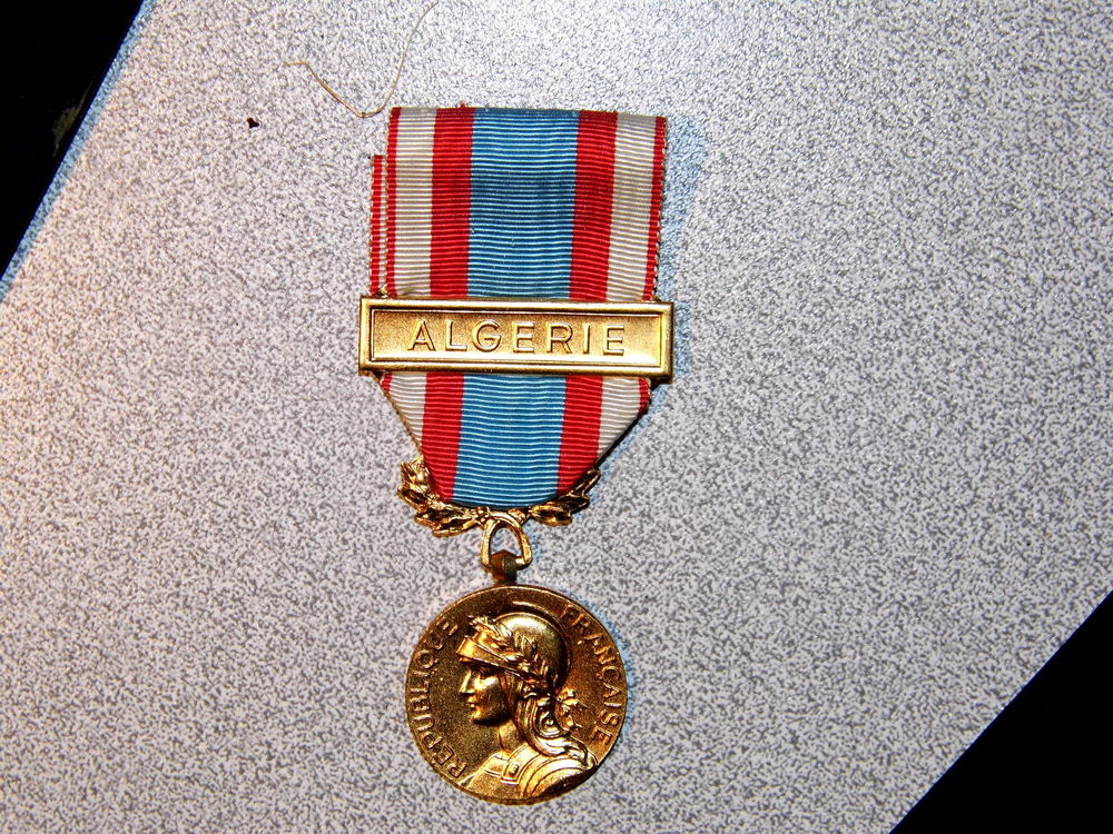 Medaille militaire guerre d'alg&eacute;rie + boite d'origine insigne d&eacute;coration commemorative du maintien de l'ordre en ALGERIE 