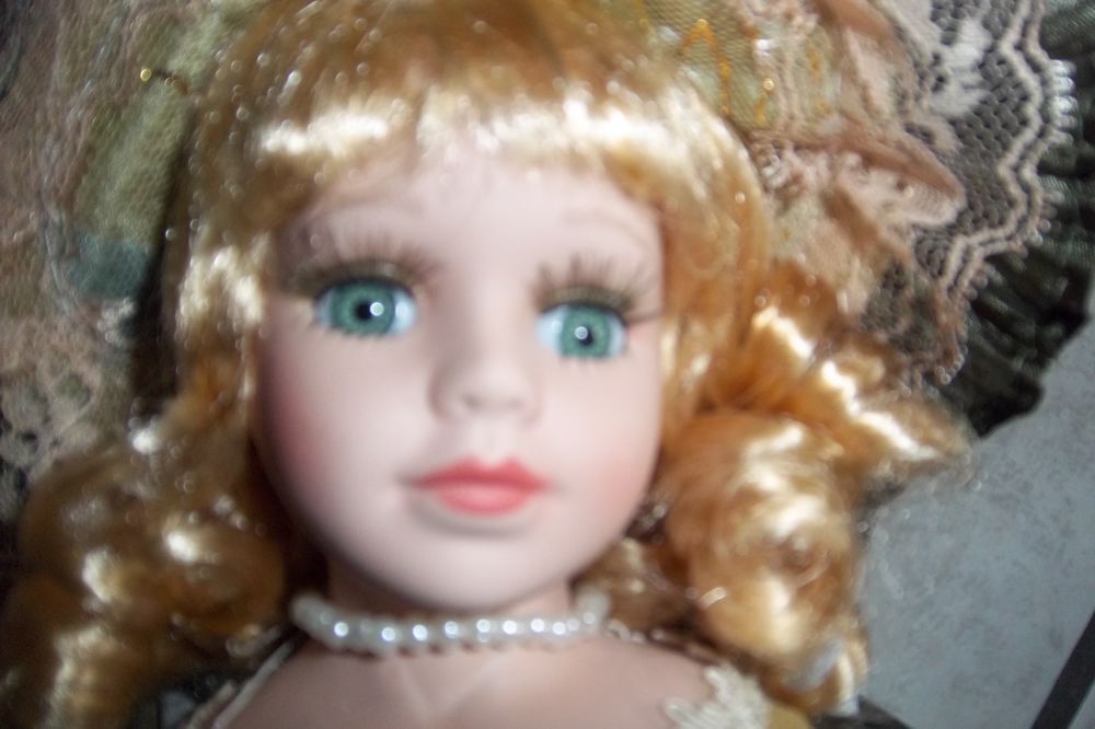 Poup&eacute;e porcelaine d'ornement Jade 30 cm dans son carton Décoration