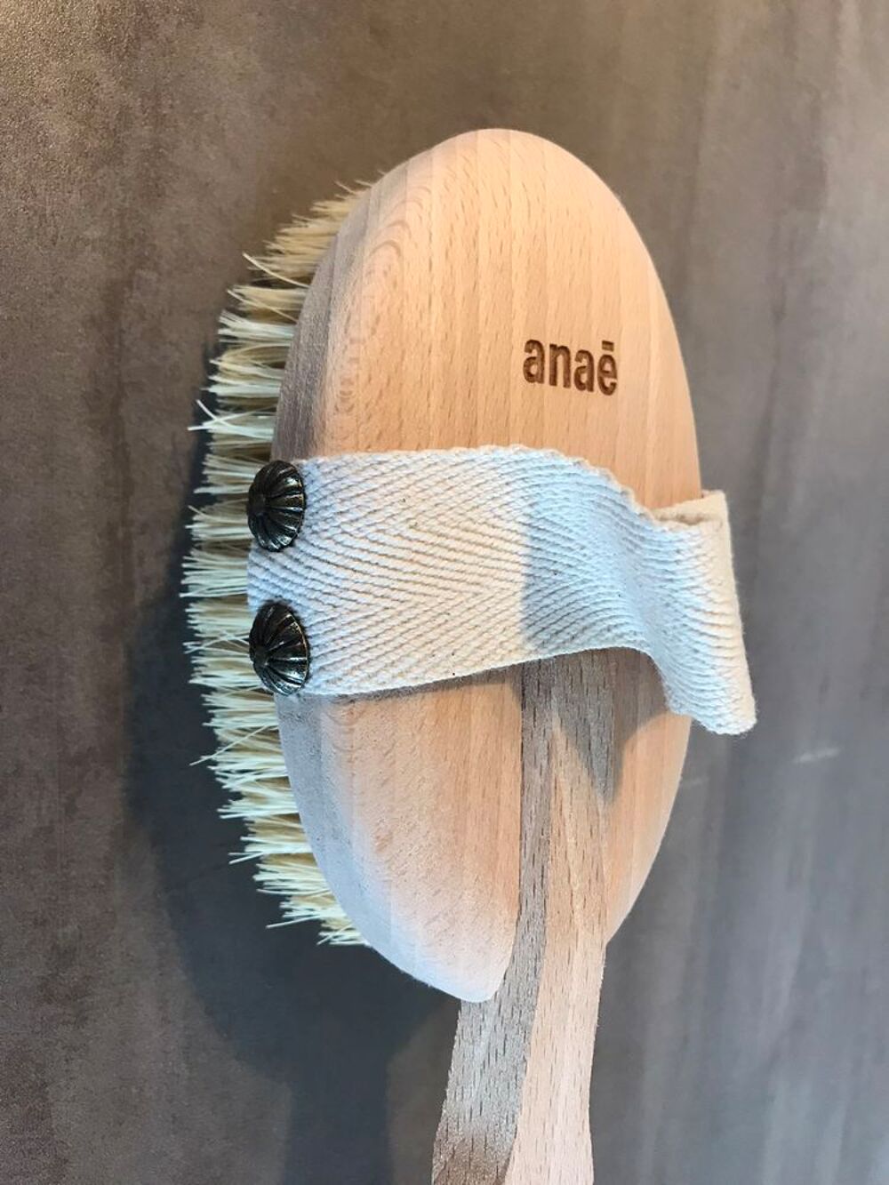 Brosse pour le corps en bois, marque Ana&eacute;, neuve,
Vêtements