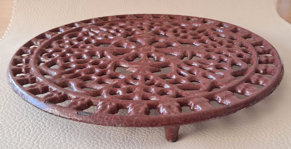 dessous de plat en fonte &agrave; formes g&eacute;om&eacute;triques bordeaux Cuisine