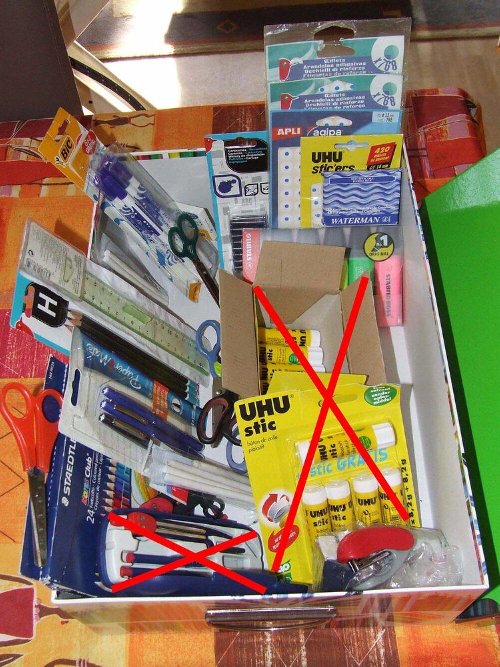 Stylos Crayons Compas feutres agrafeuses scotch ciseaux ? Livres et BD