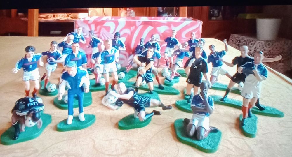 LOT de 34 Figurines et Fascicules appropri&eacute;s de Football 