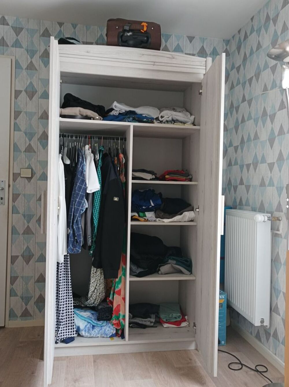 Ensemble ARMOIRE/LIT/SOMMIER /MATELAS/TABLE DE CHEVET Mobilier enfants