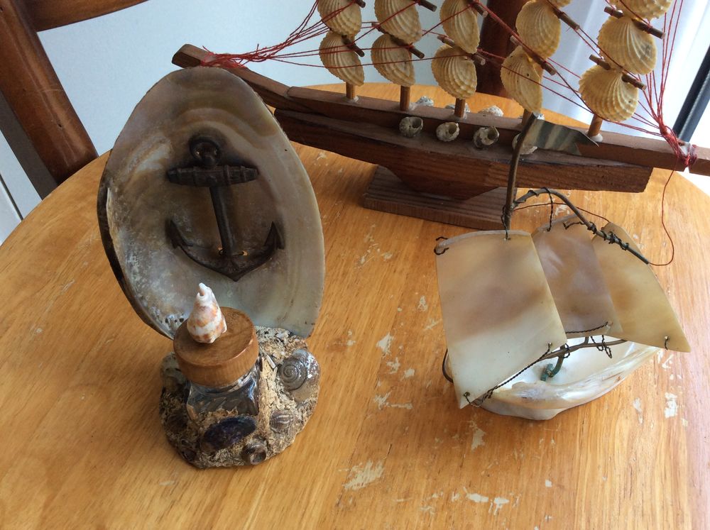 Objets en coquillages, encrier, voiliers, artisanat marin 
