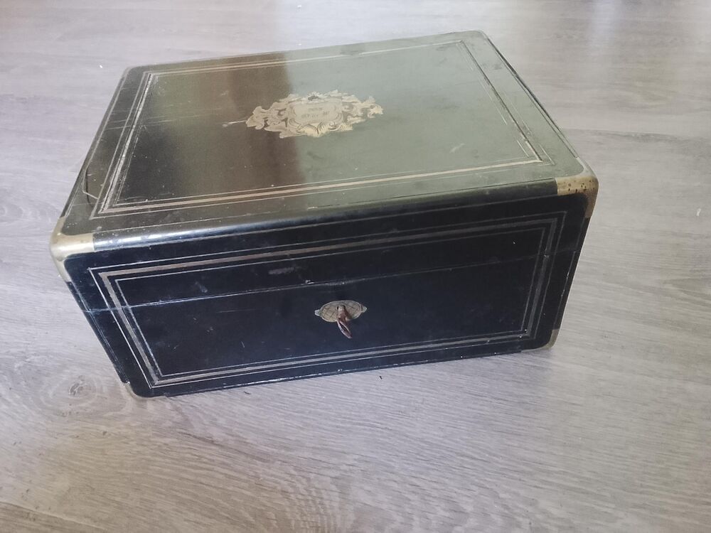 N&eacute;cessaire de toilette dans son coffret Epoque Napol&eacute;on III 