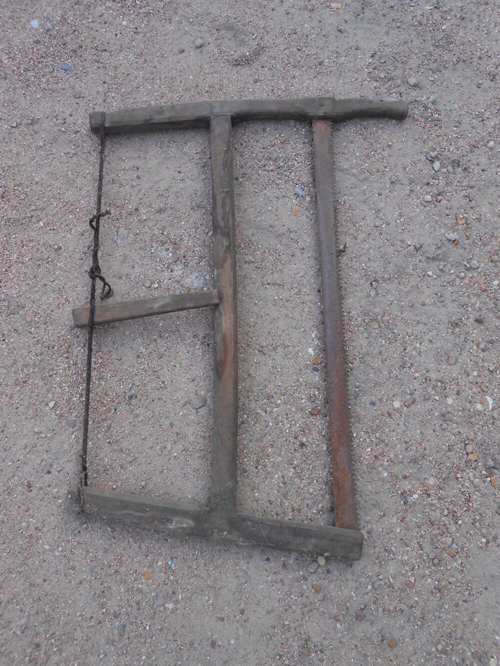 Ancienne scie &agrave; bois avec corde Jardin