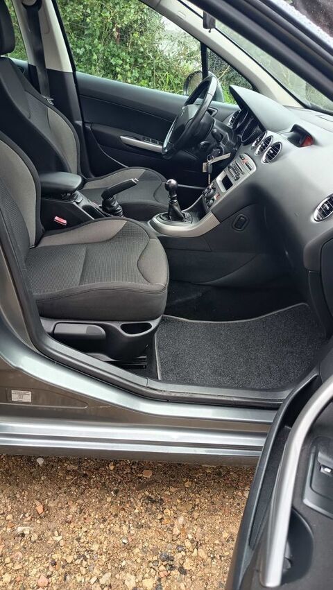 Peugeot 308 1.6 HDi 112 chevaux v&eacute;hicule prem