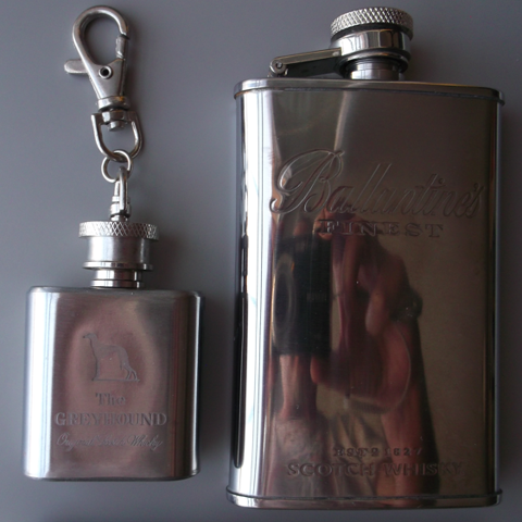 Deux flasques � whisky Rochefort (17)