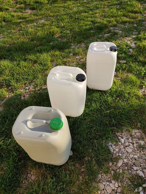 3 bidons jerrican 20 litres plastique 10 Boisset-et-Gaujac (30)