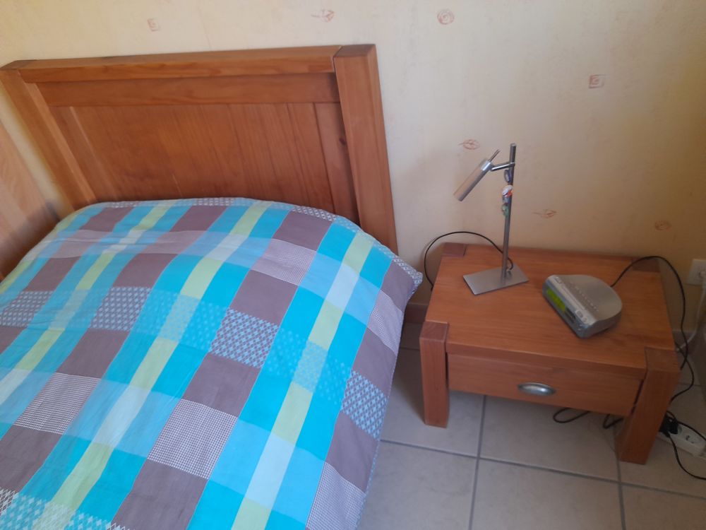 Lit 1 place bois massif + matelas + chevet Meubles
