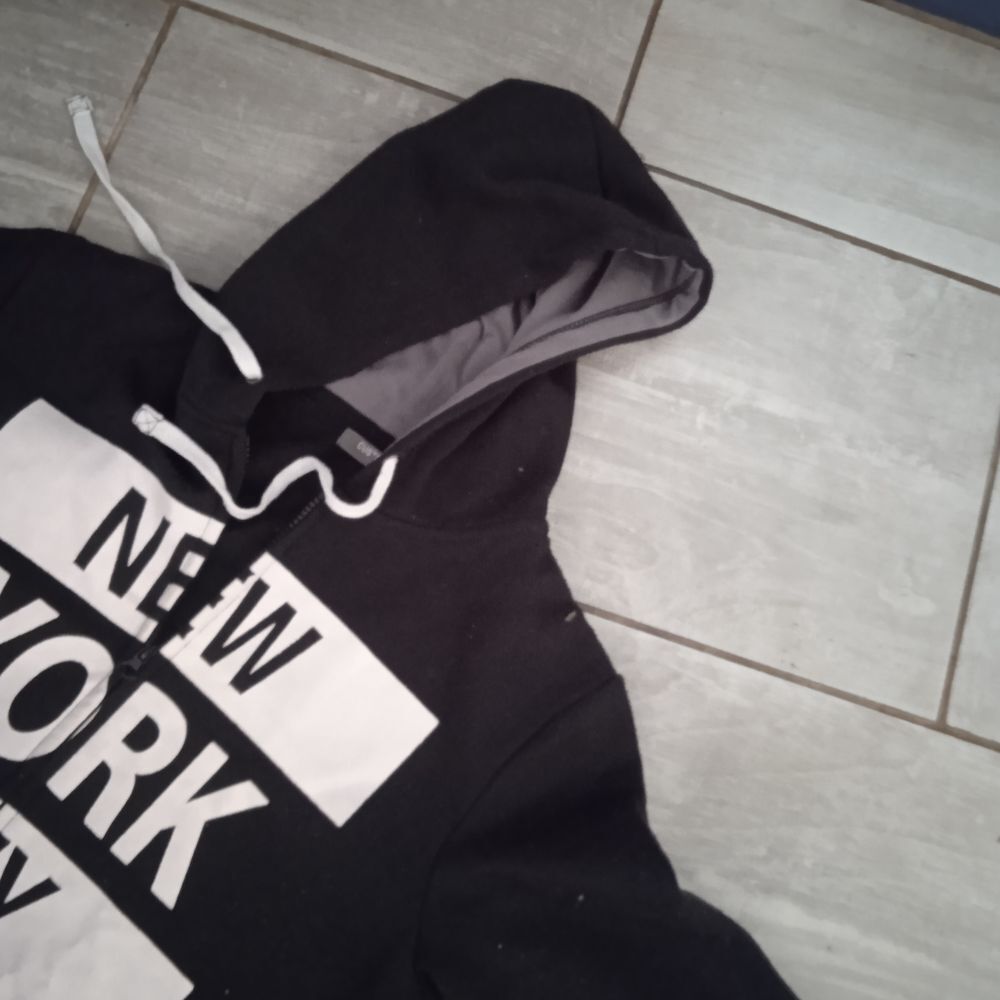 Veste sweat imprim&eacute;e New York city marque cluster capuche, T Vêtements