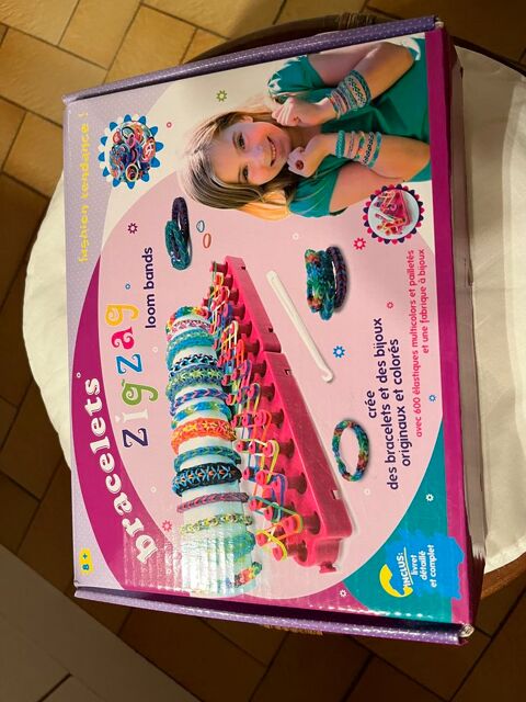 Bracelets zigzag.
Fabrique de bougies. Amn�ville (57)