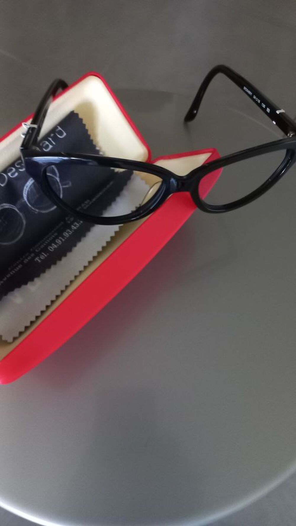 Superbe monture de lunette
Noire
Marque Moschino Bijoux et montres