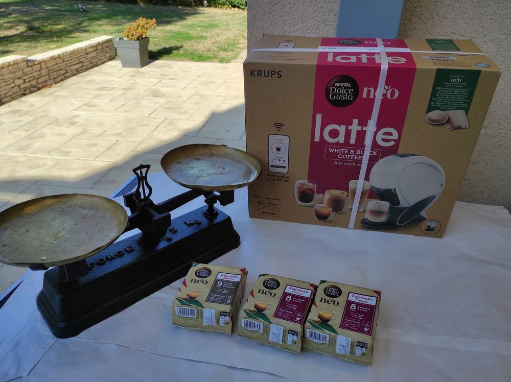 Machine &agrave; caf&eacute; Nescaf&eacute; Dolce Gusto NEO et balance laiton Electroménager
