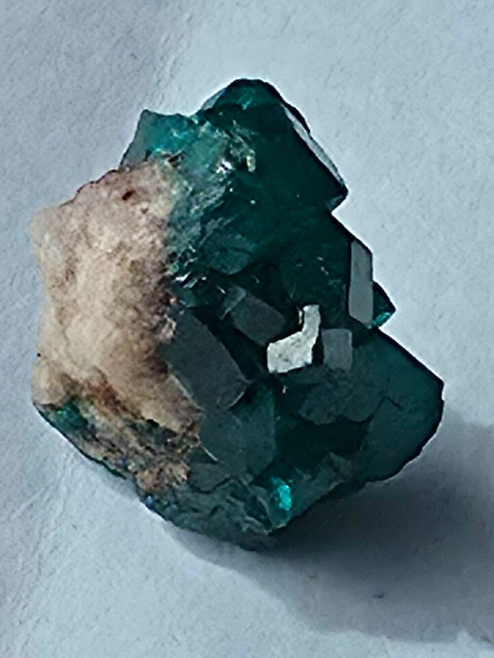 V&eacute;ritable cristal de Dioptase vert &eacute;meraude sur matrice (3g) 