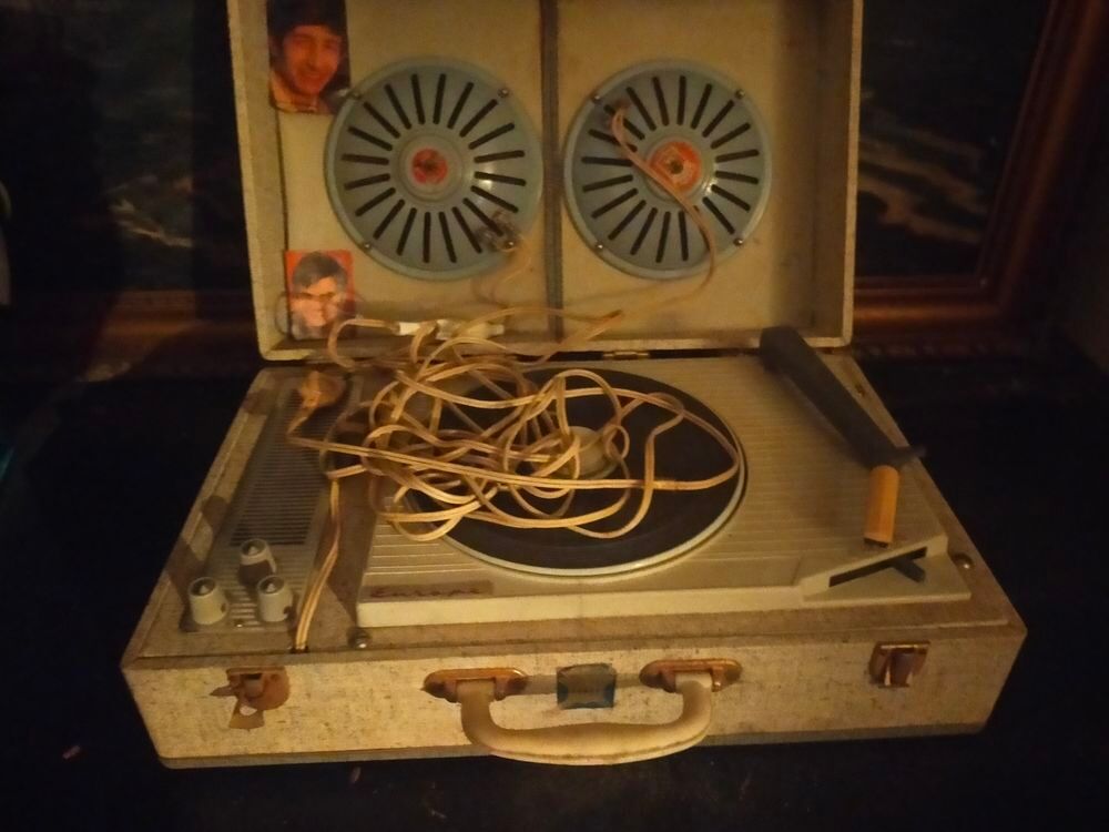 3 postes anciens et 1 tourne disque 