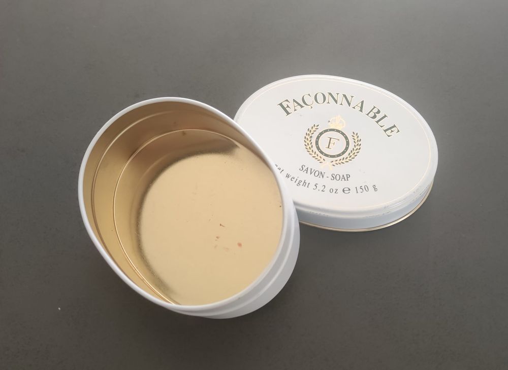 Bo&icirc;te &agrave; savon en m&eacute;tal, parfum Fa&ccedil;onnable&reg; rare 