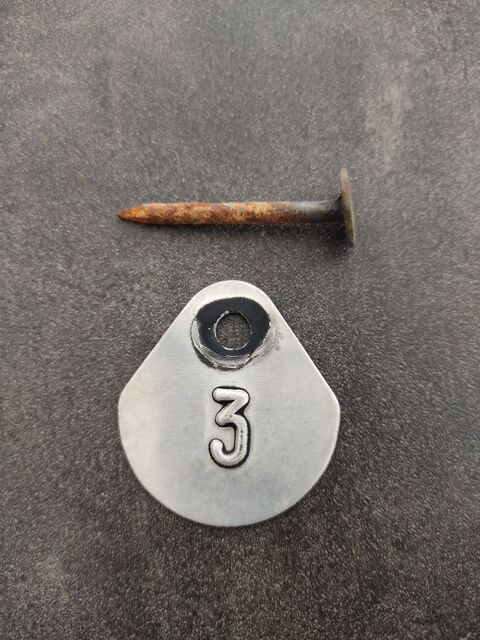 Ancienne plaque aluminium num�ro 3 2 Boisset-et-Gaujac (30)