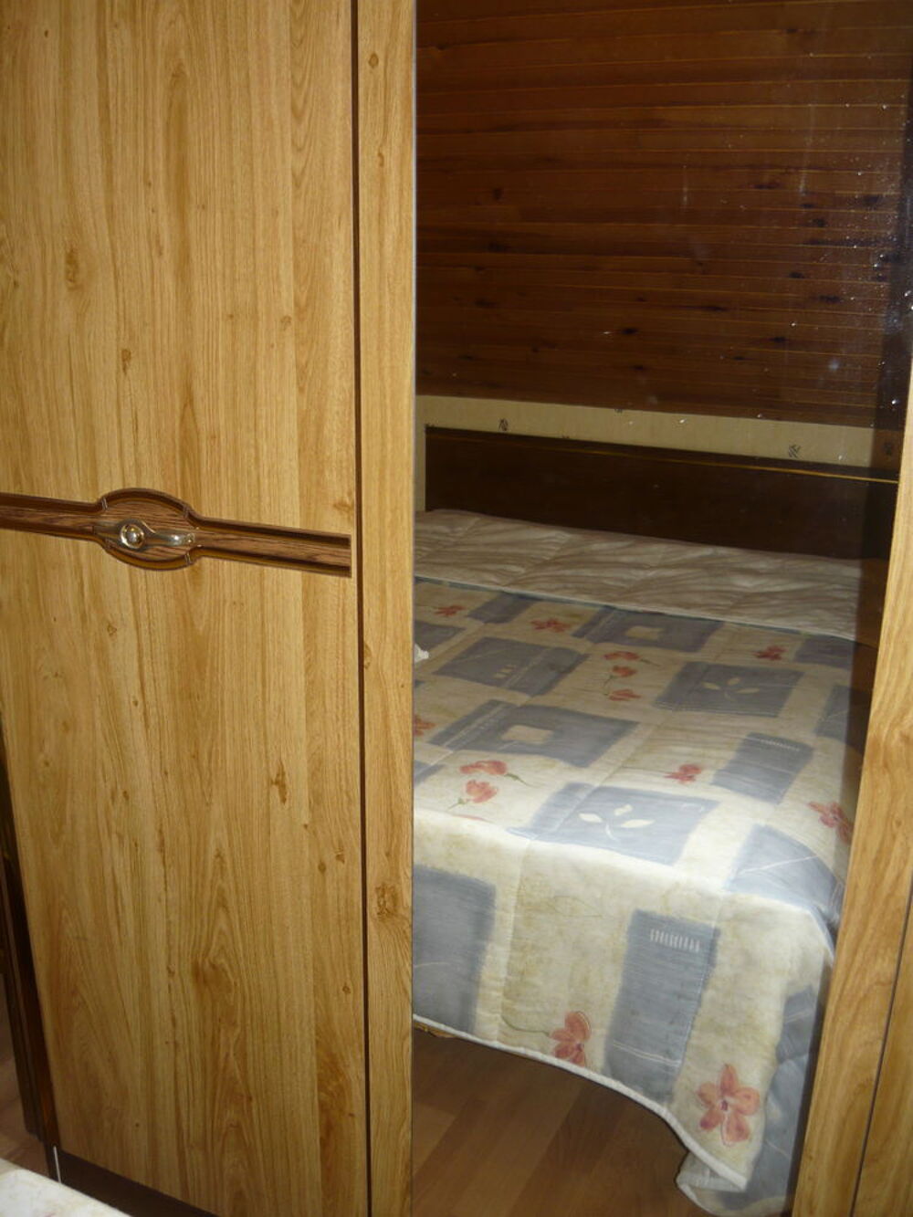Armoire avec des portes en Bois Clair Meubles