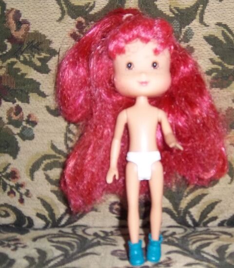 2 poup�es Charlotte aux fraises 4 Colombier-Fontaine (25)