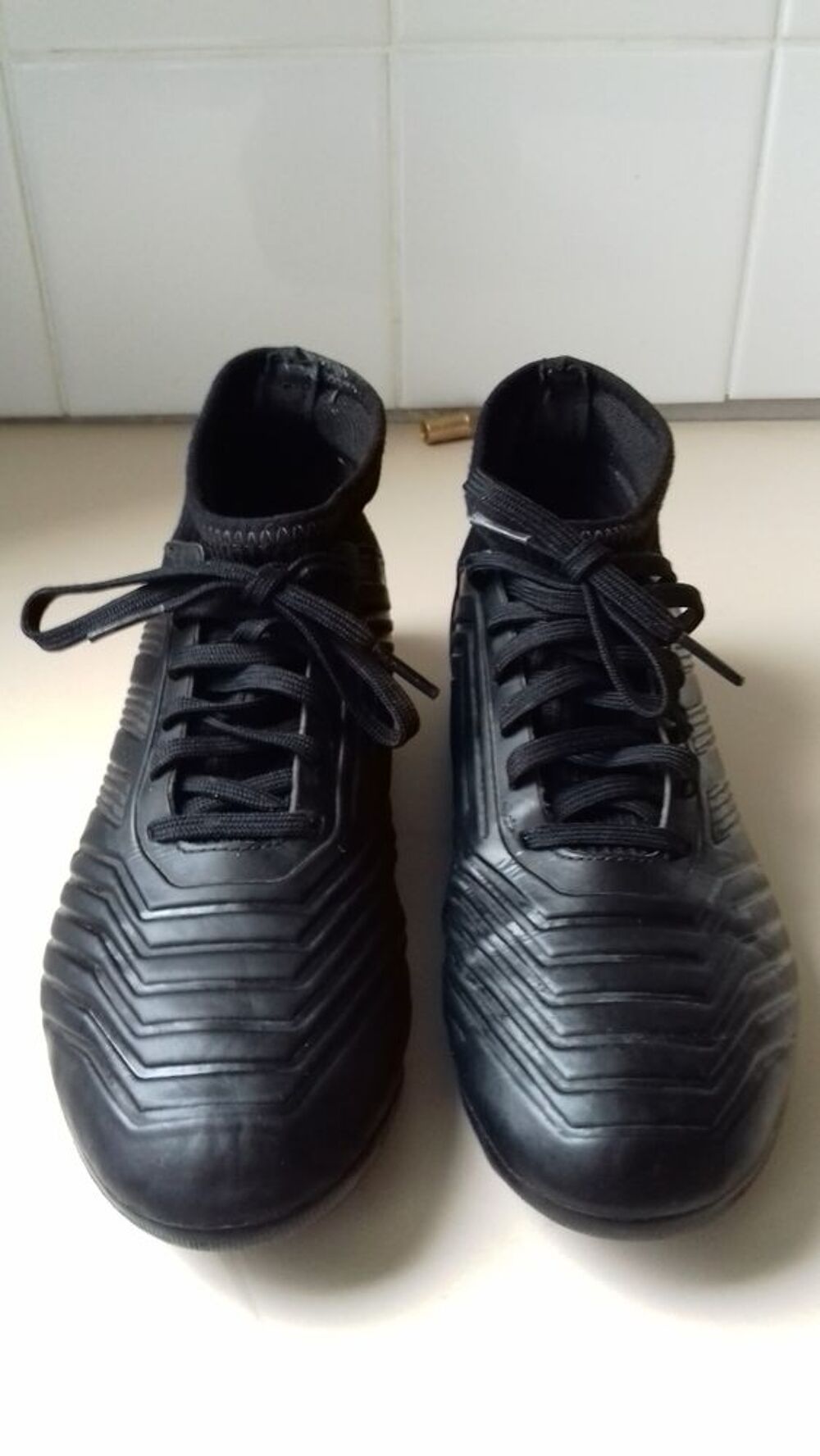 chaussures de foot gar&ccedil;on Adidas pr&eacute;dator pointure 38
Chaussures