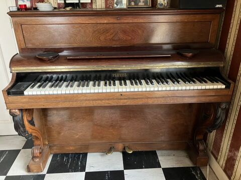 Piano droit de marque Pleyel, bois noyer, 19 sicle
100 Lamballe (22)