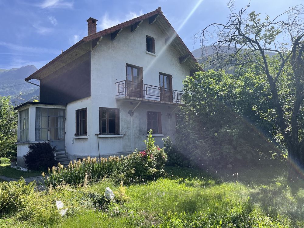 Vente Maison SAINT JEAN DE MAURIENNE Maison spacieuse située sur un magnifique terrain plat, clos et arboré de 1.551 m2 Saint-jean-de-maurienne