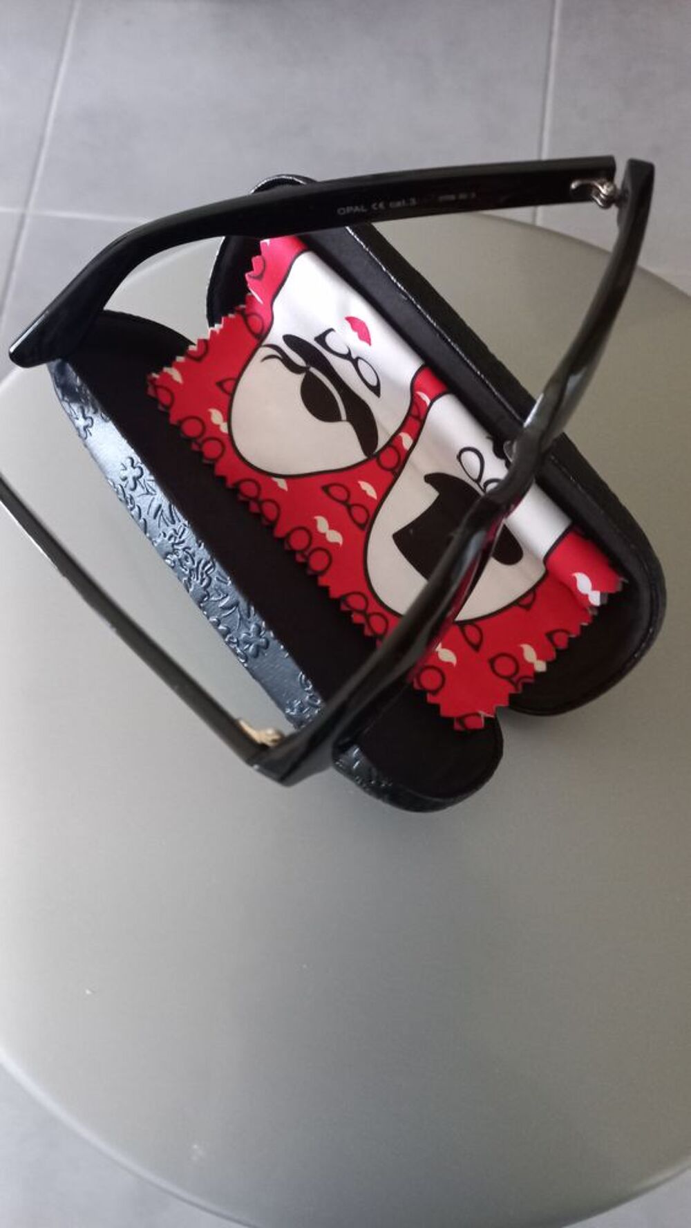 Jolies lunettes de soleil 
Noire
Marque Opal Bijoux et montres
