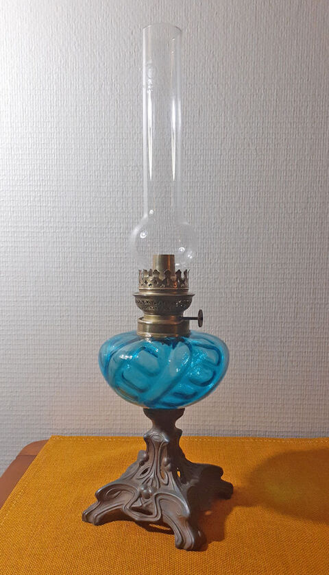 Lampe � huile en m�tal et verre bleu Meudon (92)