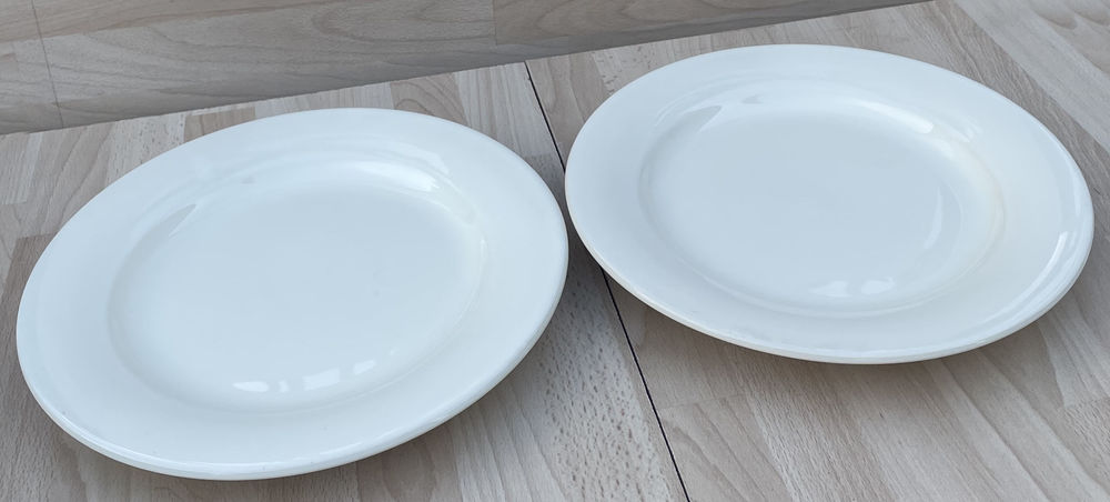 Vintage, lot d'un service &agrave; vaisselle ancien fa&iuml;ence blanche Cuisine