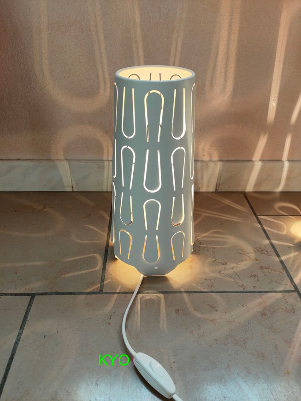 Lampe chevet &agrave; poser, abat-jour ajour&eacute; blanc m&eacute;tal cylindre Décoration
