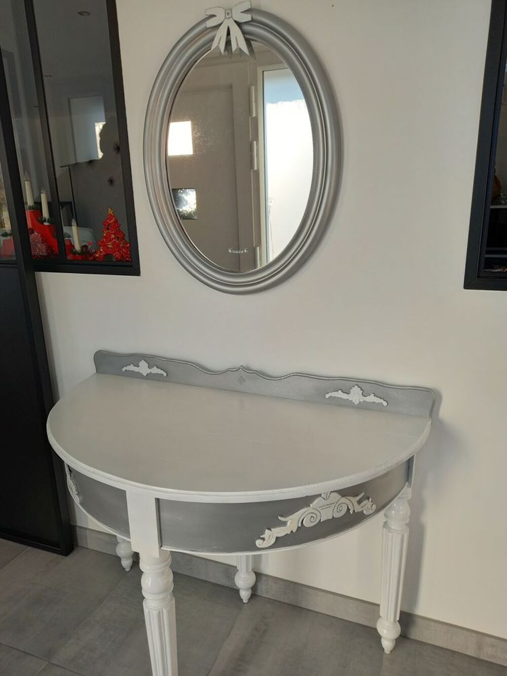 Console de style avec miroir. Meubles