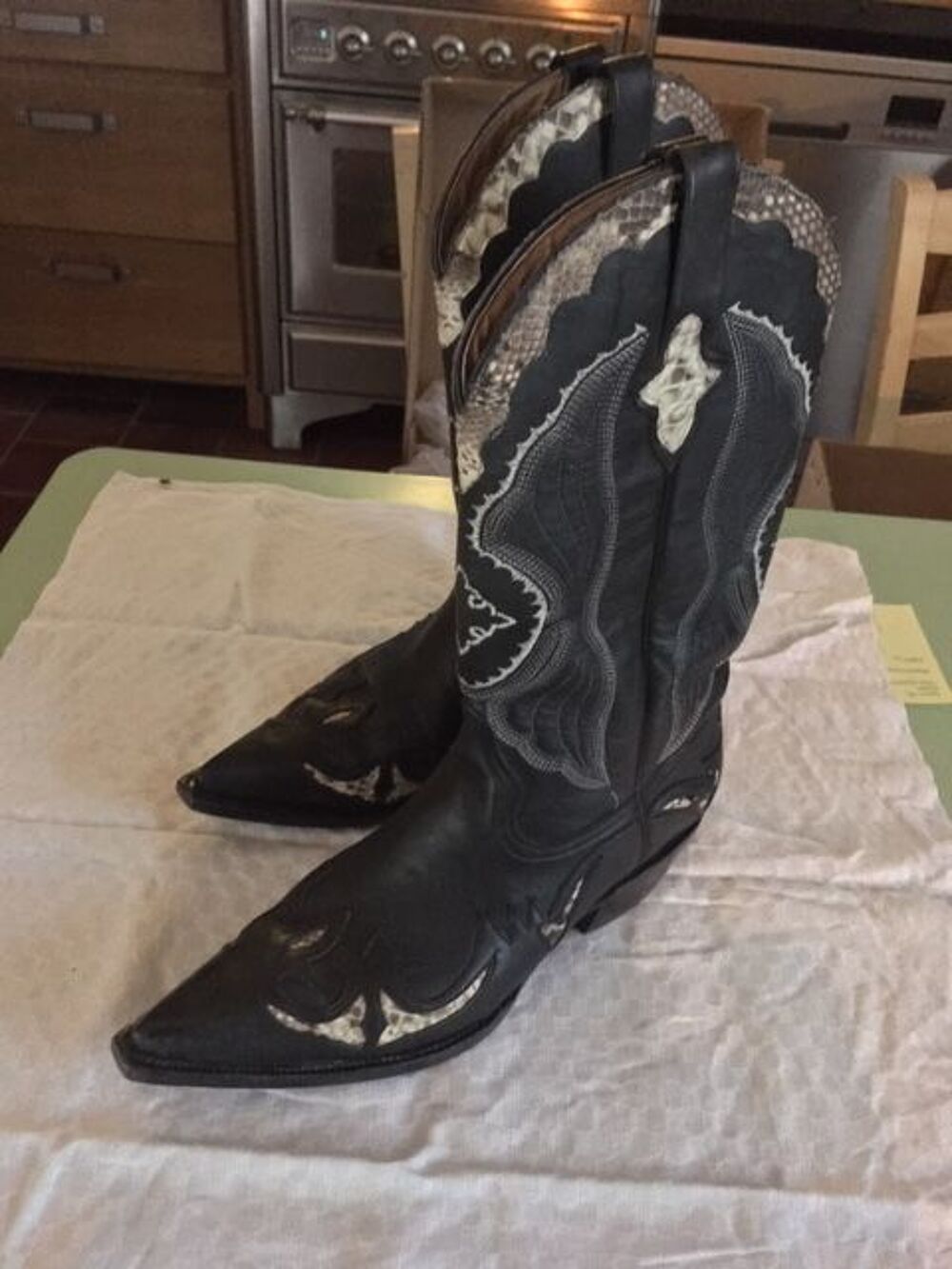une paire de botte Santiag Chaussures