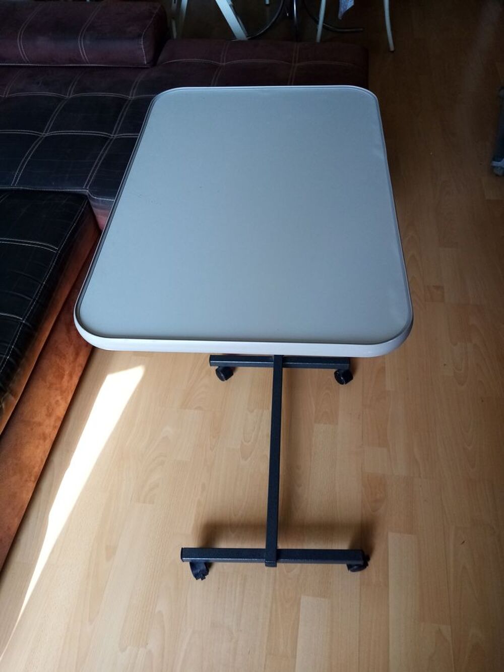 Table d'appoint sur roulette pour personne alit&eacute; ou autre Meubles