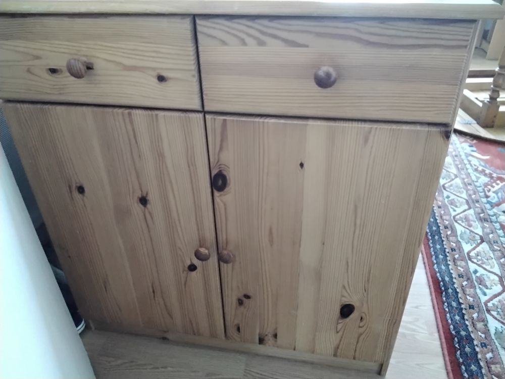 Table ancienne. 50 euro 
Petite buffet 60 euro. 
Meubles