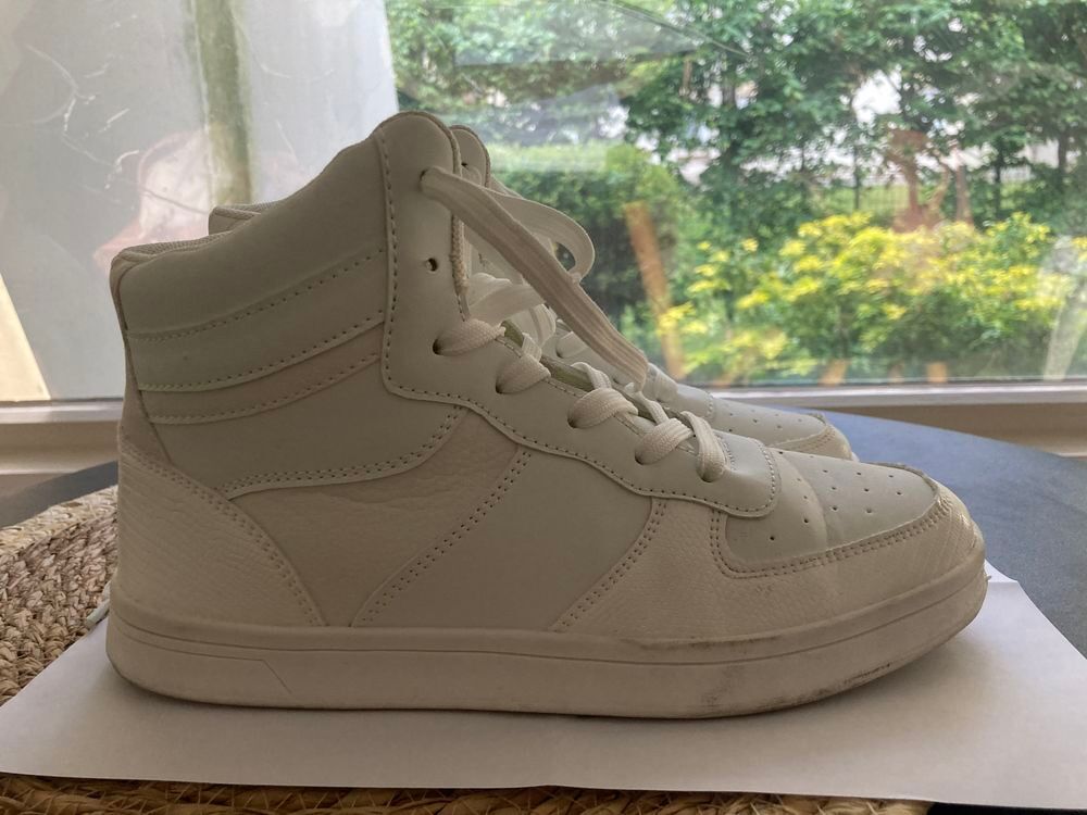Baisse de prix
Baskett blanches port&eacute;es 2 fois Chaussures