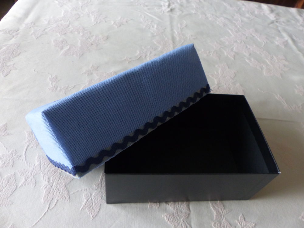 bo&icirc;te/coffret " L'amiti&eacute; se cultive " POINT DE CROIX Bricolage