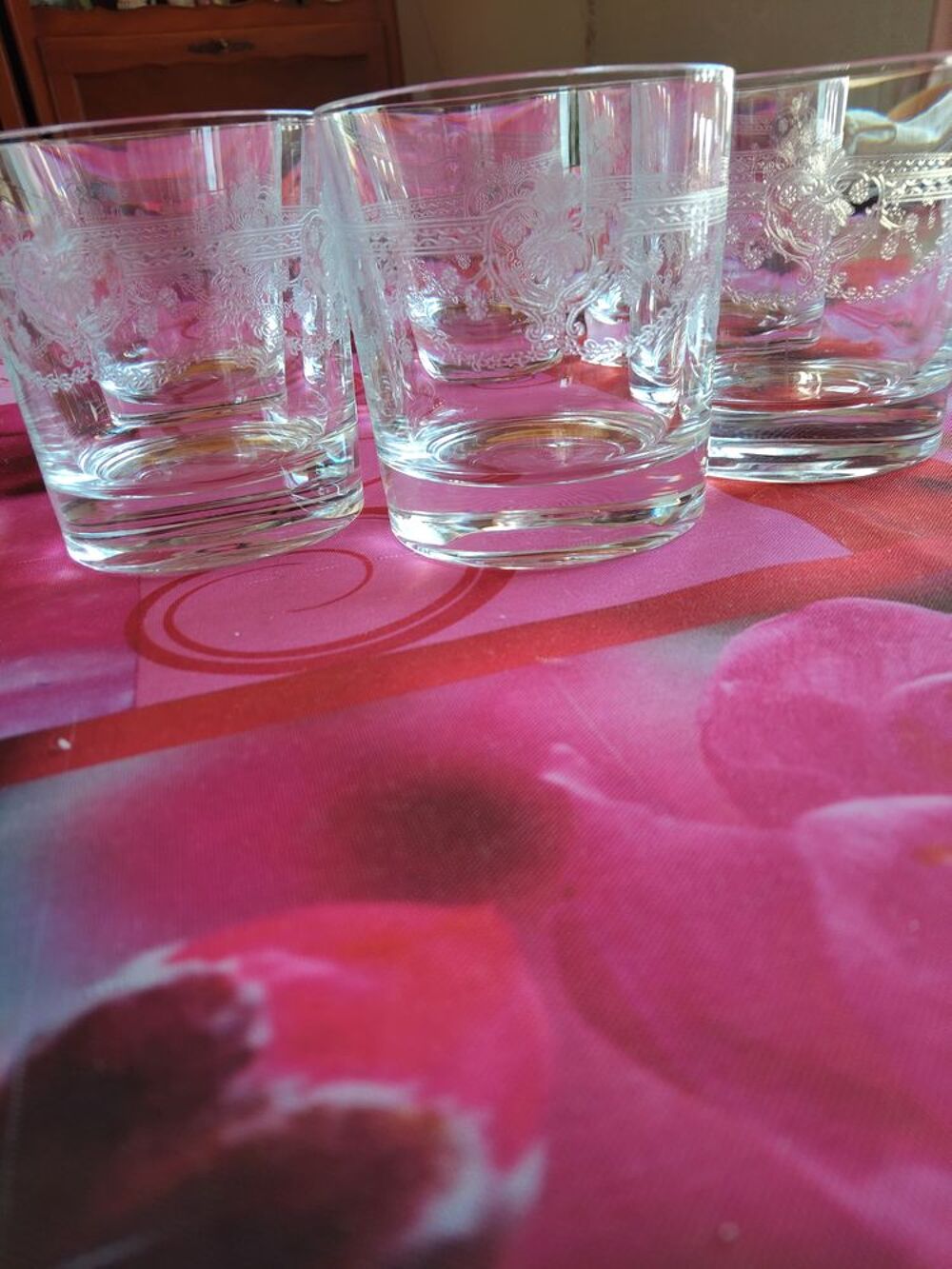 6 verres en " Cristal D'arques" grav&eacute; en relief. Cuisine