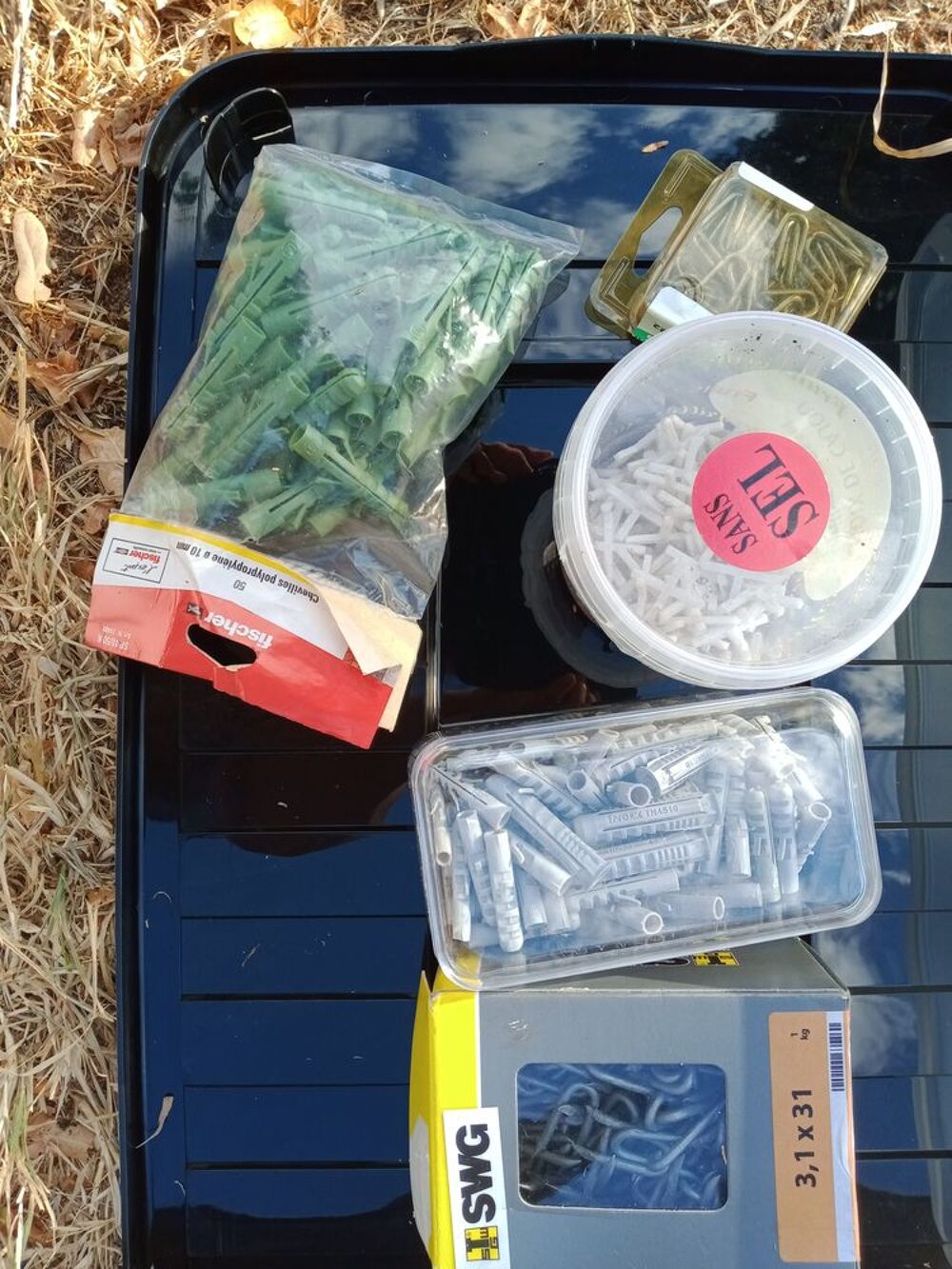 Lot de quincaillerie diverse dans seau Bricolage