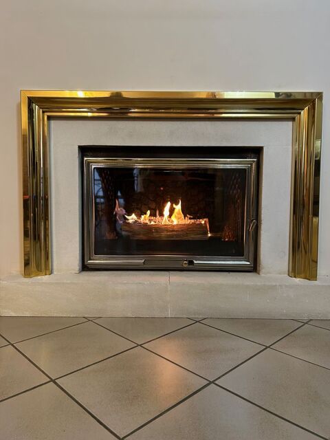 Foyer ferm� TURBO FONTE avec chemin�e pierre blanche 700 Claira (66)