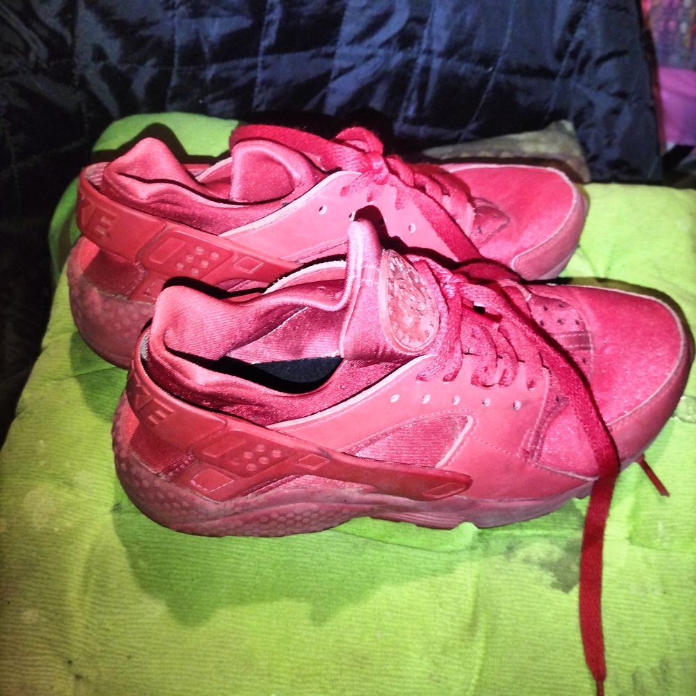 Basket Nike air Huarache rouge pointure 39 tr&egrave;s bon &eacute;tat Chaussures