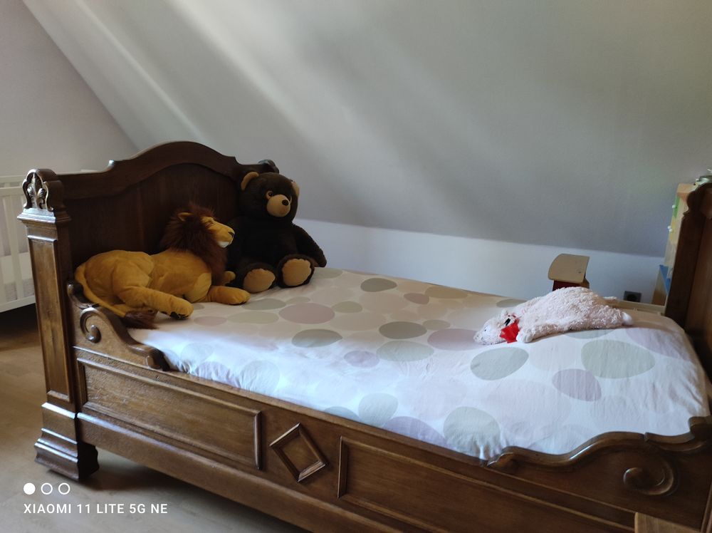 Lit ancien en bois avec sommier et matelas Meubles