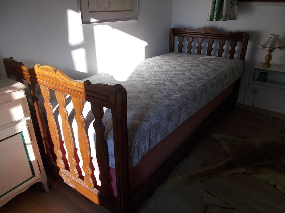 Lit ancien ch&ecirc;ne 1 personne avec matelas et sommier Meubles